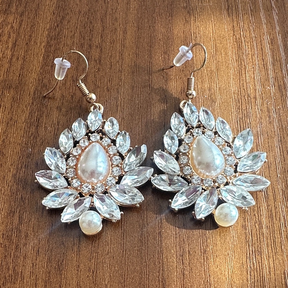 NWOT Elegant Crystal and Pearl Drop Earrings 🌺